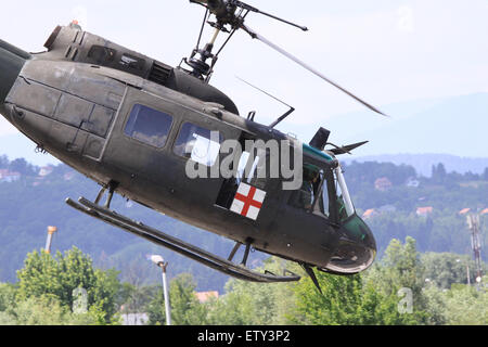 Sarajevo, Bosnia ed Erzegovina. 16 Giugno, 2015. Un elicottero militare partecipa a un trapano vicino a Sarajevo, Bosnia ed Erzegovina, il 16 giugno 2015. © Haris Memija/Xinhua/Alamy Live News Foto Stock