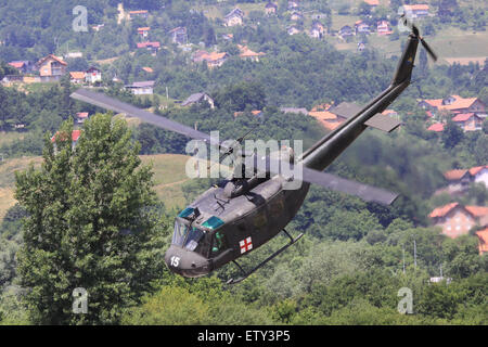 Sarajevo, Bosnia ed Erzegovina. 16 Giugno, 2015. Un elicottero militare partecipa a un trapano vicino a Sarajevo, Bosnia ed Erzegovina, il 16 giugno 2015. © Haris Memija/Xinhua/Alamy Live News Foto Stock