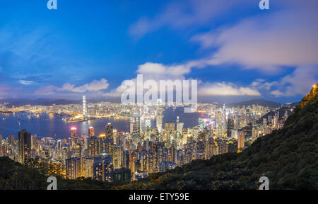 Notte skyline di Hong Kong e del porto di Victoria dal picco in un giorno chiaro Foto Stock