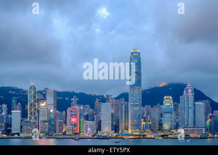Crepuscolo skyline di grattacieli di Hong Kong da Kowloon in un giorno chiaro Foto Stock