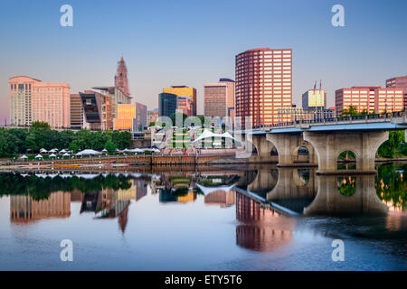 Hartford, Connecticut, Stati Uniti d'America downtown skyline della città sul fiume.