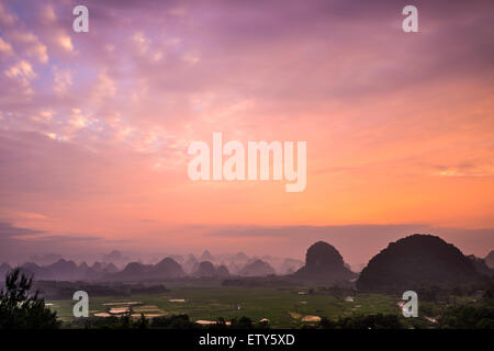 Carso paesaggio di montagna in Guilin, Guangxi, Cina. Foto Stock
