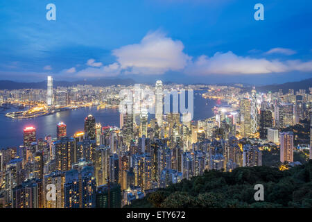 Notte skyline di Hong Kong e del porto di Victoria dal picco in un giorno chiaro Foto Stock