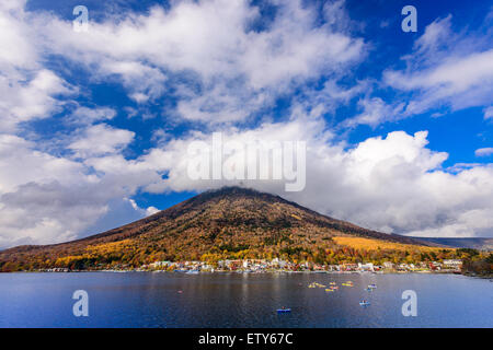 Mt. Nantai davanti al Lago Chuzenji in Nikko, Giappone. Foto Stock