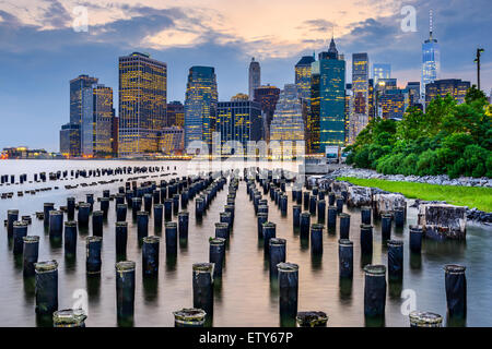 La città di New York, Stati Uniti d'America lo skyline della citta' sull'East River. Foto Stock