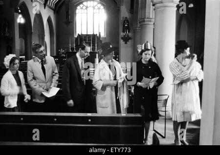 La cerimonia di battesimo di Jane Fionulla Marion Milligan, figlio di Spike Milligan e Paddy Milligan. Da sinistra a destra, Laura Milligan, Spike Milligan, il Professor Roger Gilliatt, onorevole Patricia Milligan, Onorevole Roger Gilliatt e onorevole Farrar tenendo il bambino. Il bambino di andare Foto Stock