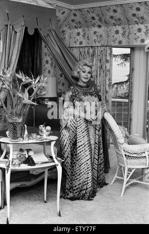 Zsa Zsa Gabor funzione per il Sunday Mirror. Gennaio 1973. Foto Stock