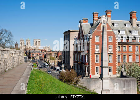 Vista verso il Minster and Grand Hotel dalle mura della città in primavera York North Yorkshire Inghilterra Regno Unito GB Gran Bretagna Foto Stock