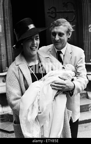 Spike Milligan con moglie Paddy tenendo la loro figlia, Jane Fionulla Marion, al suo battesimo a Finchley Albans Chiesa, Londra. Il 26 giugno 1966. Foto Stock