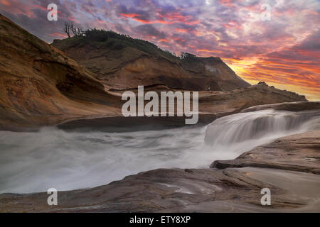Onde che si infrangono a Cape Kiwanda sulla costa dell'Oregon al tramonto Foto Stock