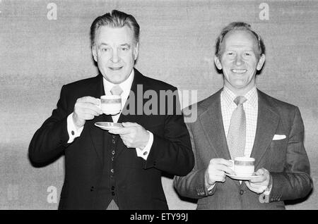 Due TV maggiordomi, Donald Sinden (sinistra) " Robert' in LWT 'due società dell' e Gordon Jackson, 'Mr Hudson " da LWT 'al piano di sopra al piano di sotto" rappresentano per la nostra fotocamera. Xii Marzo 1978 Foto Stock