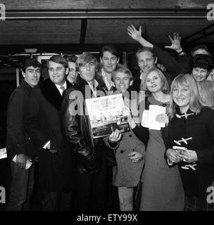 I Beach Boys sono arrivati all'aeroporto di Londra. La loro registrazione di 'ottengo intorno all' in cima 20 sulla hit parade. 1 novembre 1964. Foto Stock