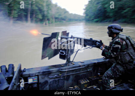 US Navy SEAL Special Warfare lottatori craft equipaggio assegnati a barca speciale Team 22 mans un GAU-17 minigun mitragliatrice durante il live-fire patrol formazione lungo il fiume sale Agosto 25, 2007 a Fort Knox, Kentucky. Foto Stock