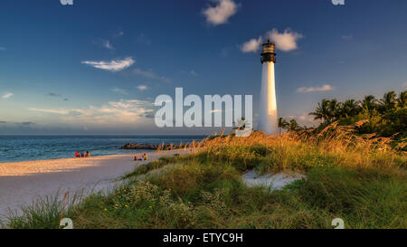 Faro sulla spiaggia al tramonto, Cape Florida Lighthouse, Bill Baggs Cape Florida State Park, Florida, Stati Uniti d'America Foto Stock
