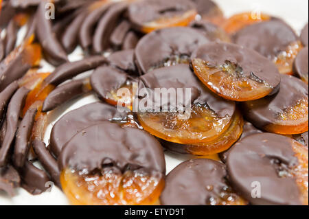 Bucce di arancia rivestiti con cioccolato fondente Foto Stock