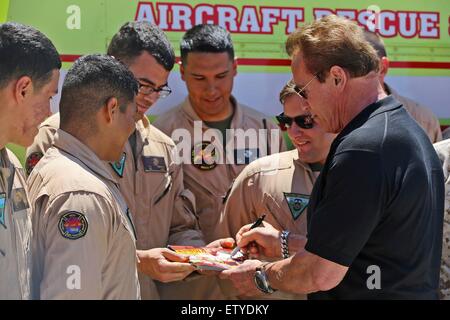 Attore ed ex governatore Arnold Schwarzenegger firma autografi per i Marines americani dopo la proiezione del suo nuovo film Terminator Genisys Giugno 14, 2015 a Camp Pendleton, California. Foto Stock