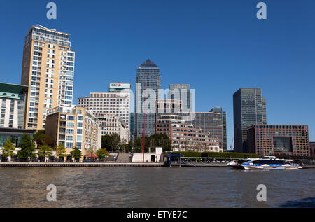 Vista dal fiume Tamigi guardando verso il Canary Wharf Distretto finanziario sull'Isle of Dogs. Foto Stock