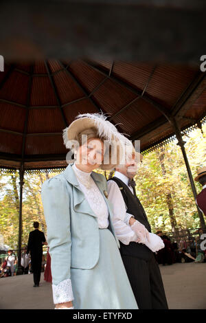 Coppia senior indossa in vecchio stile costumi al pomeriggio spettacolo di danza in giardini del Lussemburgo a Parigi, Francia Foto Stock