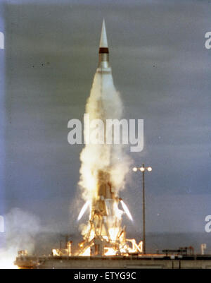 L'evento Atlas 299D Ignition and liftoff segna un risultato significativo nell'esplorazione dello spazio. La fotografia cattura il momento dell'accensione e i dettagli del lancio del razzo Atlas, mostrando la tecnologia e la potenza dietro la missione. Foto Stock