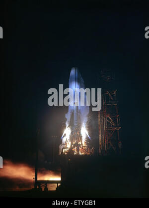 Il *Atlas 4C* è un lanciarazzi utilizzato per le missioni spaziali. Il veicolo di lancio è dotato di una tecnologia avanzata progettata per fornire carichi utili in orbita. I dettagli di decollo includono in genere la configurazione del motore del razzo, le specifiche di spinta e gli obiettivi della missione. Foto Stock