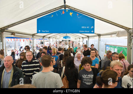 La folla di visitatori in arrivo e in partenza da Tata tenda a Hay Festival 2015 Foto Stock