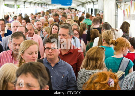 La folla di visitatori in arrivo e in partenza da Tata tenda a Hay Festival 2015 Foto Stock