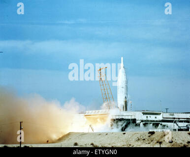 Questa immagine mostra l'accensione di un missile Atlas all'interno di un complesso in stile bara, una parte cruciale della tecnologia di difesa missilistica dell'era della Guerra fredda. Il complesso design è stato utilizzato per proteggere e lanciare missili intercontinentali. Foto Stock