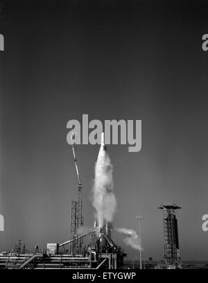 Questa immagine mostra il missile Atlas sottoposto a un test statico o di accensione di lancio, dimostrando le sue capacità ingegneristiche e tecnologiche. Il test è una parte cruciale dello sviluppo di missili, garantendo la funzionalità e l'affidabilità del sistema. Foto Stock