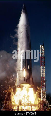 Questa immagine mostra il decollo di un missile Atlas, un momento chiave nella storia dell'esplorazione spaziale. Il missile Atlas giocò un ruolo significativo nelle prime fasi del programma spaziale statunitense e fu utilizzato in diverse importanti missioni spaziali. Foto Stock