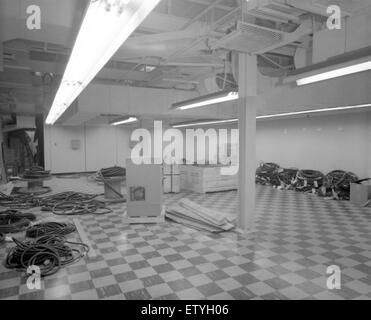 L'immagine negativa dell'atlante rappresenta una stampa di archivio che mostra mappe storiche e incisioni. Fa parte di una più ampia collezione di immagini che documentano la storia dell'esplorazione e della cartografia. Foto Stock