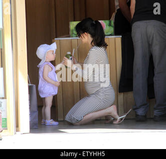 Alec Baldwin prende la sua famiglia shopping in Beverly Hills offre: Hilaria Baldwin, Carmen Gabriela Baldwin dove: Los Angeles, California, Stati Uniti quando: 26 Mar 2015 C Foto Stock