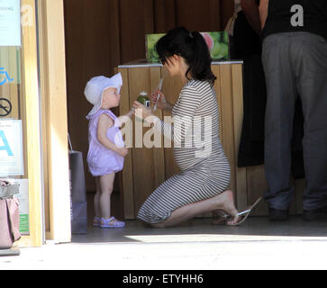 Alec Baldwin prende la sua famiglia shopping in Beverly Hills offre: Hilaria Baldwin, Carmen Gabriela Baldwin dove: Los Angeles, California, Stati Uniti quando: 26 Mar 2015 C Foto Stock