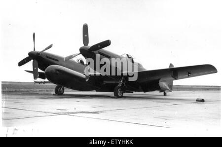 L'F-82 Twin Mustang era un caccia a lungo raggio sviluppato dalla North American Aviation alla fine degli anni '1940 Era una versione modificata del P-51 Mustang, progettato per missioni a lungo raggio e fu utilizzato durante le prime fasi della Guerra fredda, in particolare per operazioni di difesa aerea e ricognizione. Foto Stock