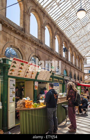 I clienti a St Nicholas Market Bristol Avon England Regno Unito GB EU Europe Foto Stock