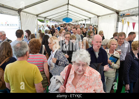 La folla di visitatori in arrivo e in partenza da Tata tenda a Hay Festival 2015 Foto Stock