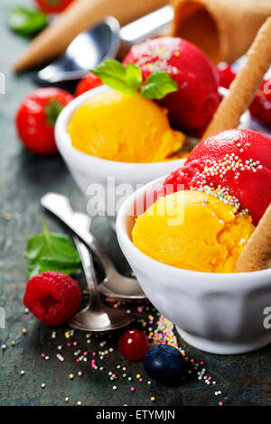 Due gelati sessole in ciotole con wafer su legno sfondo vintage Foto Stock