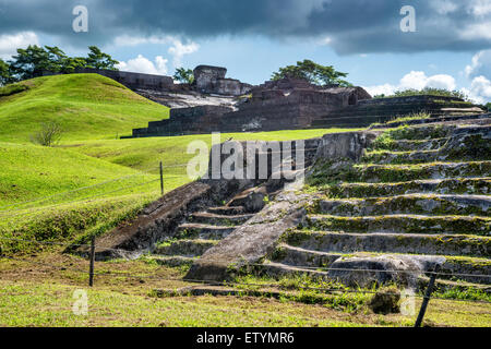 Il Templo III in primo piano, El Palacio all Acropoli di distanza, le rovine Maya di Comalcalco sito archeologico, Tabasco, Messico Foto Stock