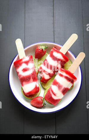 Yogurt alla fragola Gelati ghiaccioli su una piastra vista superiore Foto Stock