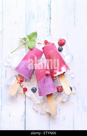 Estate gelato popsicles con mirtillo, lampone e yogurt Foto Stock