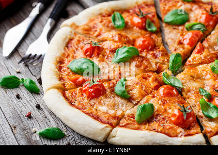 Italian Pizza Margherita su una tavola di legno Foto Stock