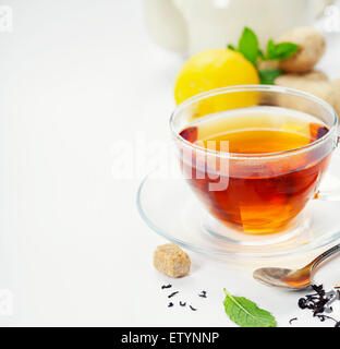 Il tè con la menta, lo zenzero e il limone su sfondo bianco Foto Stock