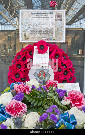 Corona e composizioni floreali di commemorazione Quintinshill disastro ferroviario sul display a Carlisle stazione ferroviaria, Cumbria Regno Unito Foto Stock