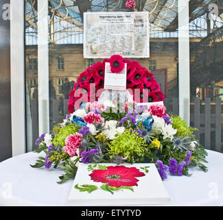 Corona e composizioni floreali di commemorazione Quintinshill disastro ferroviario sul display a Carlisle stazione ferroviaria, Cumbria Regno Unito Foto Stock