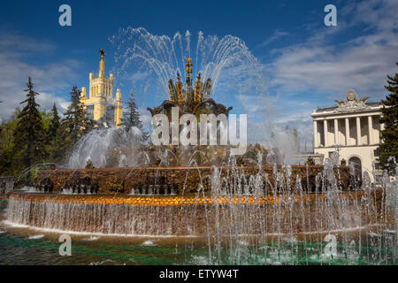 Vista estiva della fontana 'Stone fiore" su VDNKh (chiamato anche 'All-Russian Exhibition Centre') a Mosca. La Russia Foto Stock