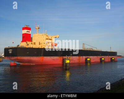 "Alegria i - IMO 9543536" raffigura la nave cisterna Alegria i che naviga attraverso la Calandkanaal nel porto di Rotterdam. Questa immagine mette in evidenza l'industria marittima moderna e il commercio marittimo globale. Foto Stock