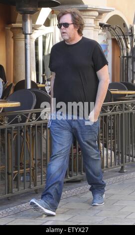 Il comico Steve Agee bere un caffè ghiacciato mentre fuori shopping a Grove in Hollywood con: Steve Agee dove: Los Angeles, California, Stati Uniti quando: 26 Mar 2015 C Foto Stock