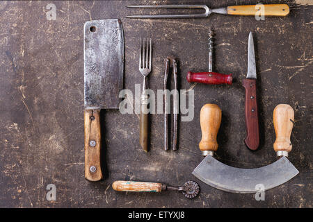 Set di pentole vintage su sfondo scuro. Vista superiore Foto Stock