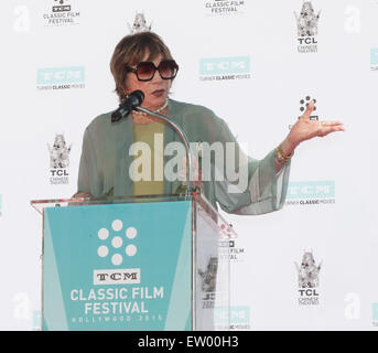 Leggenda di Hollywood Christopher Plummer la mano e il footprint cerimonia al cinese TCL teatro IMAX durante il 2015 TCM Classic Film Festival con: Shirley MacLaine dove: Hollywood, California, Stati Uniti quando: 27 Mar 2015 C Foto Stock