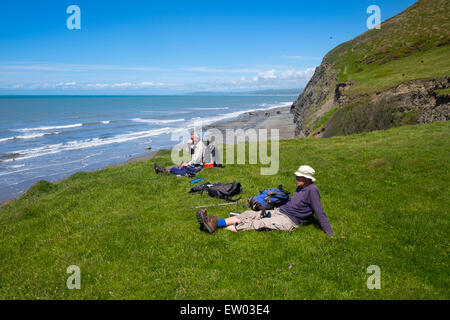 Walkers godetevi una pausa in Wales coast Path, tra Borth e Aberystwyth, Ceredigion, Galles. Foto Stock