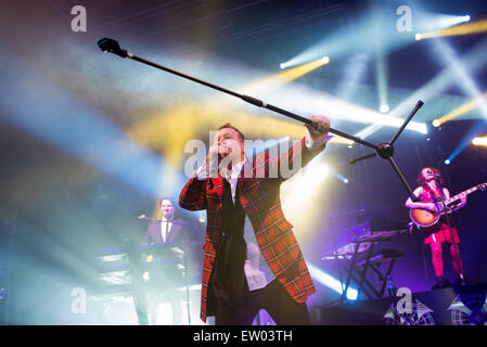 Simple Minds performing live presso l'Auditorium di Grimsby con: Jim Kerr dove: Grimsby, Regno Unito quando: 27 Mar 2015 C Foto Stock
